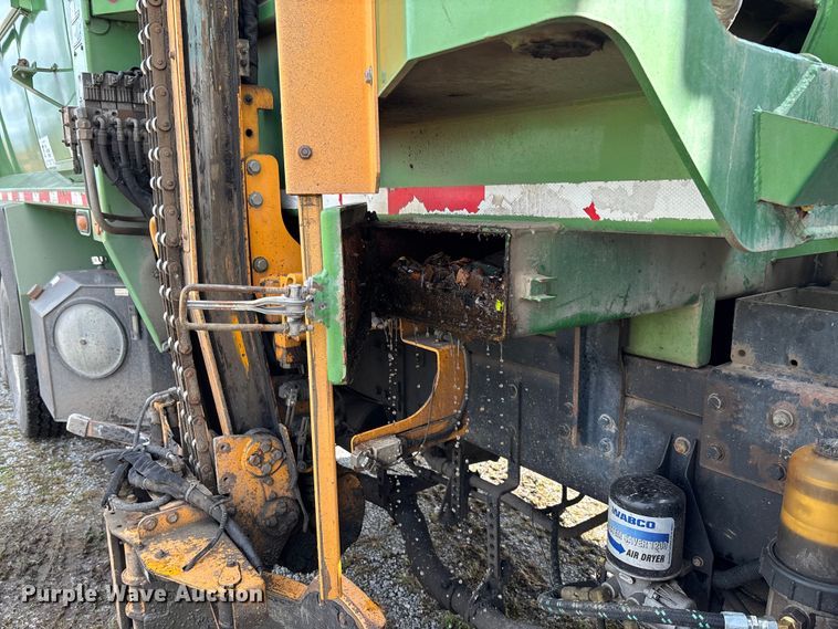 image for item EV3382 2009 Peterbilt 320 refuse truck