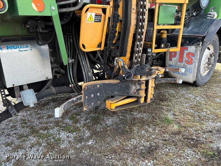 image for item EV3382 2009 Peterbilt 320 refuse truck