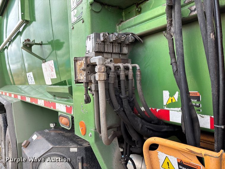 image for item EV3382 2009 Peterbilt 320 refuse truck