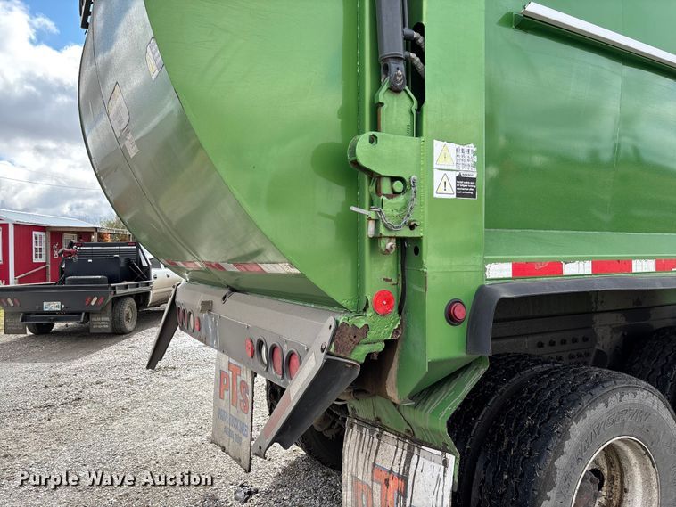 image for item EV3382 2009 Peterbilt 320 refuse truck