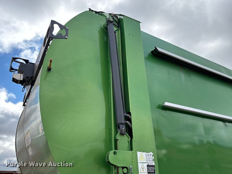 image for item EV3382 2009 Peterbilt 320 refuse truck