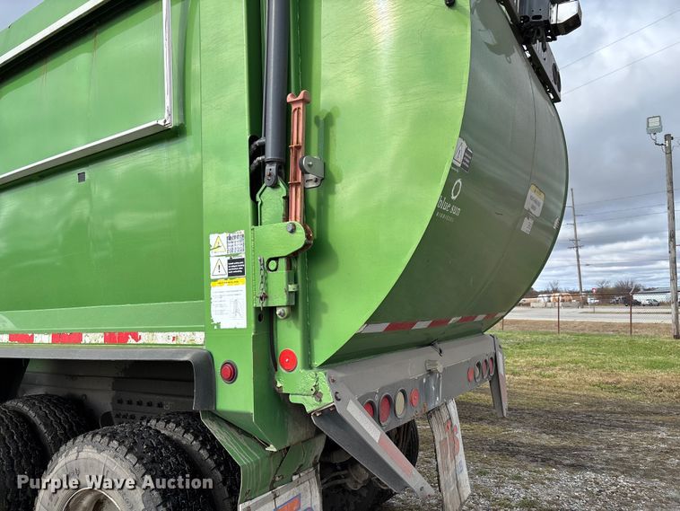 image for item EV3382 2009 Peterbilt 320 refuse truck