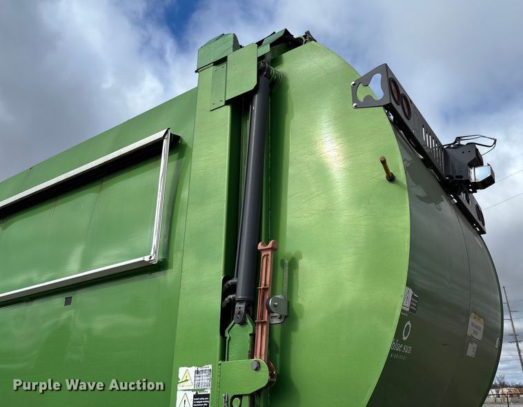 image for item EV3382 2009 Peterbilt 320 refuse truck