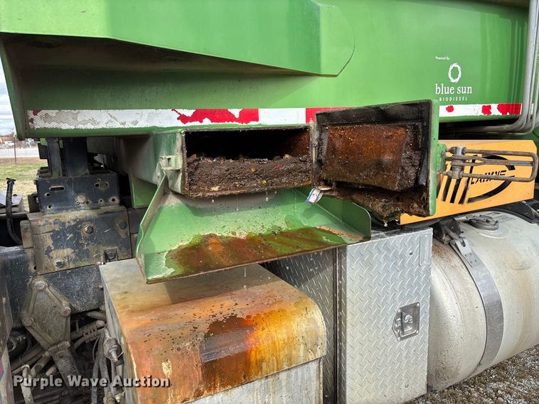 image for item EV3382 2009 Peterbilt 320 refuse truck