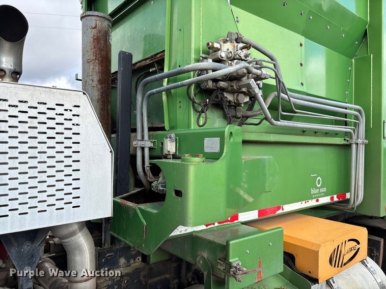 image for item EV3382 2009 Peterbilt 320 refuse truck