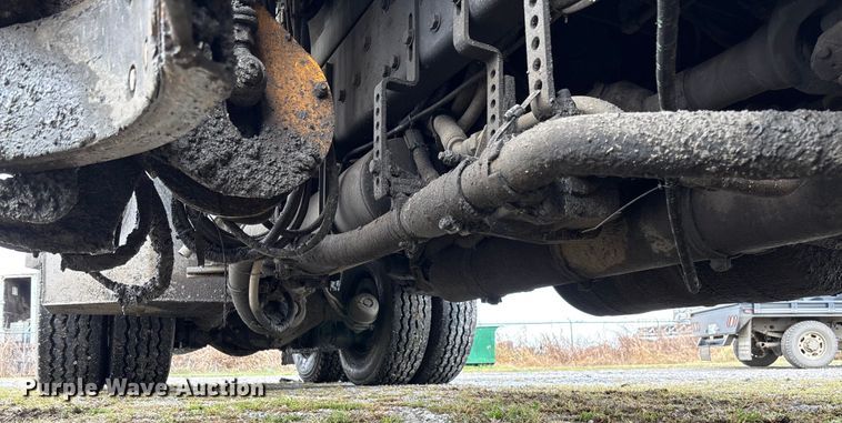 image for item EV3382 2009 Peterbilt 320 refuse truck