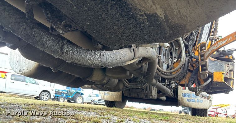 image for item EV3382 2009 Peterbilt 320 refuse truck