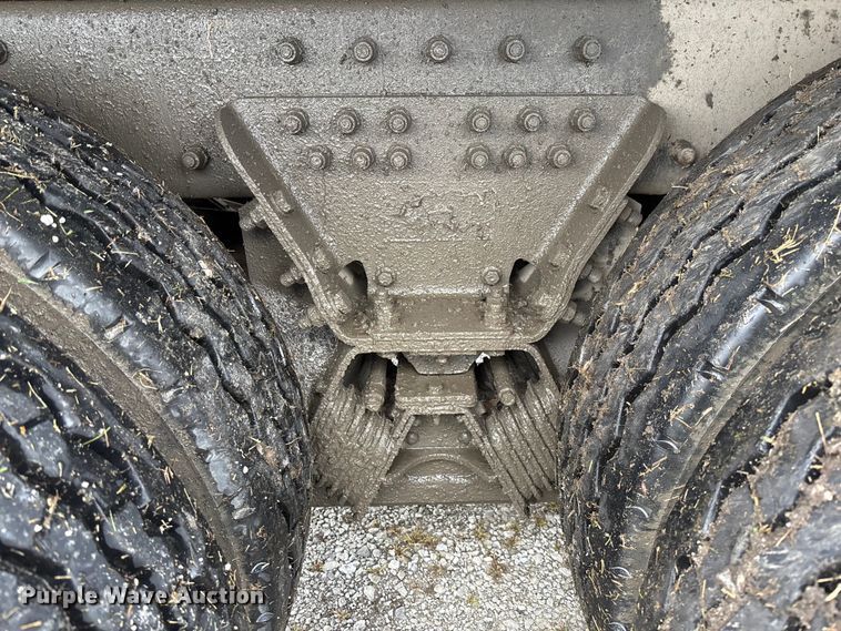 image for item EV3382 2009 Peterbilt 320 refuse truck