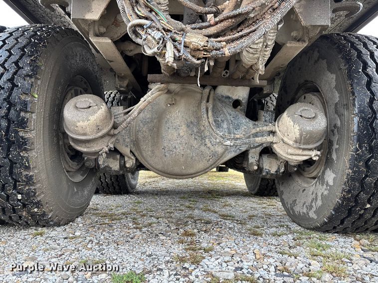 image for item EV3382 2009 Peterbilt 320 refuse truck