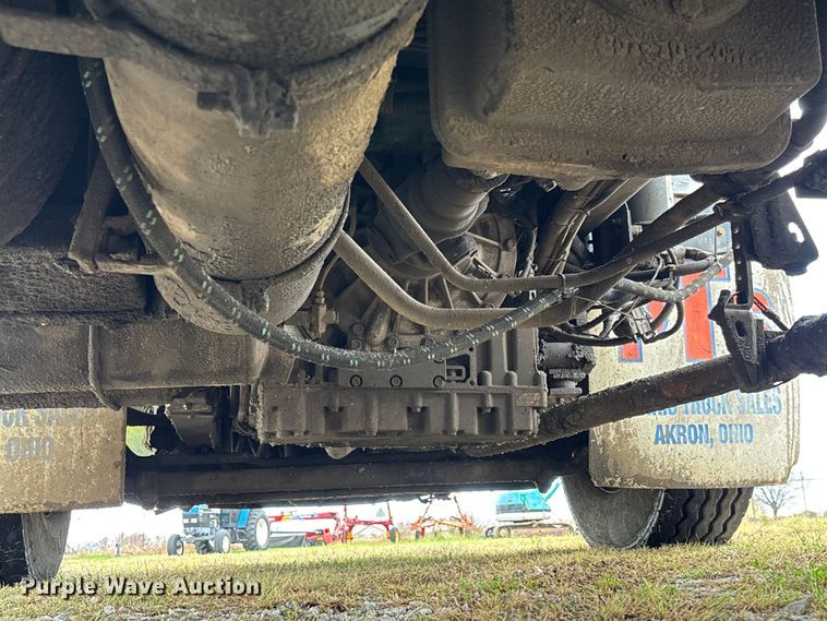 image for item EV3382 2009 Peterbilt 320 refuse truck