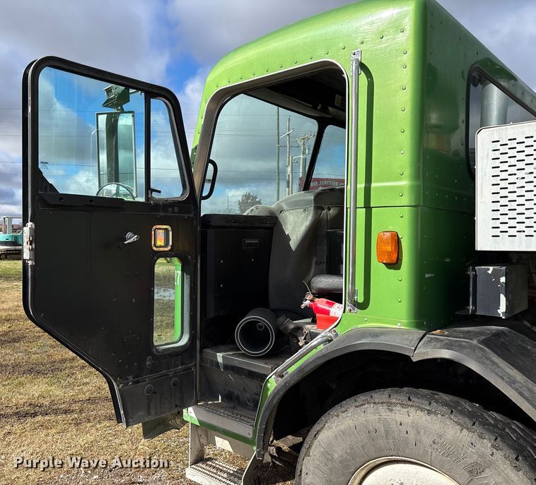 image for item EV3382 2009 Peterbilt 320 refuse truck