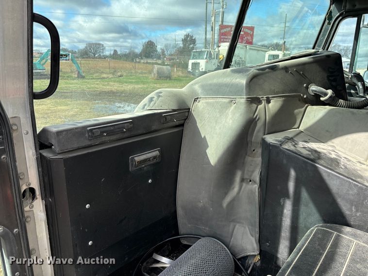 image for item EV3382 2009 Peterbilt 320 refuse truck