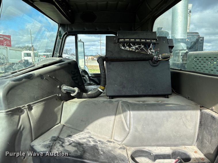 image for item EV3382 2009 Peterbilt 320 refuse truck