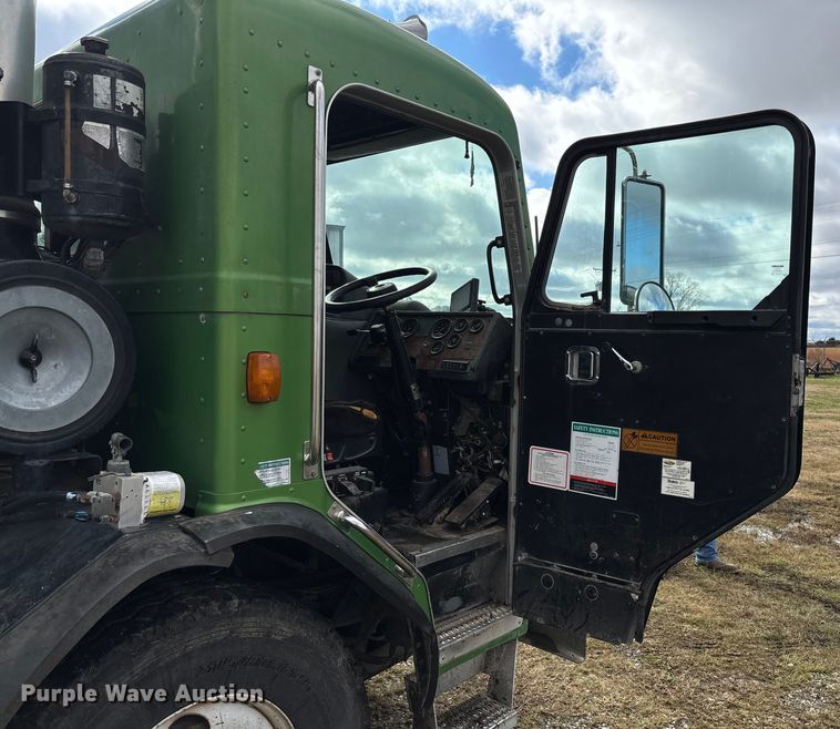 image for item EV3382 2009 Peterbilt 320 refuse truck