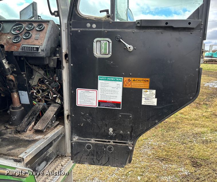 image for item EV3382 2009 Peterbilt 320 refuse truck