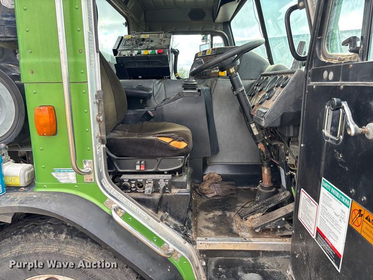 image for item EV3382 2009 Peterbilt 320 refuse truck