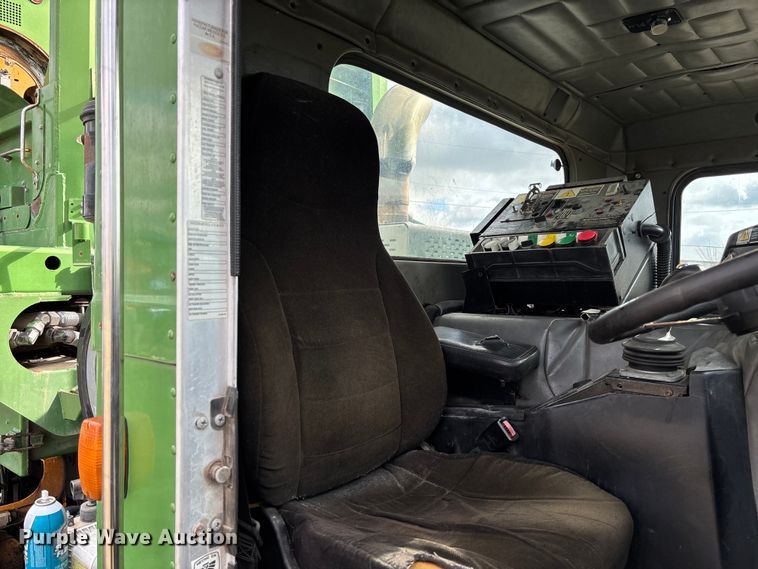 image for item EV3382 2009 Peterbilt 320 refuse truck