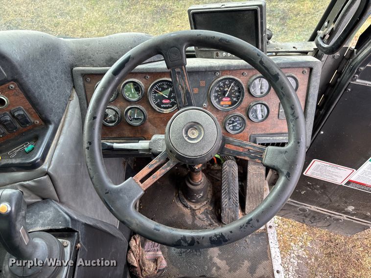 image for item EV3382 2009 Peterbilt 320 refuse truck