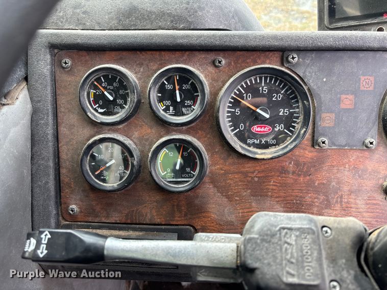 image for item EV3382 2009 Peterbilt 320 refuse truck