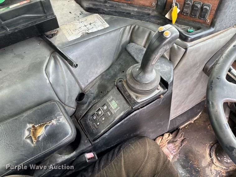 image for item EV3382 2009 Peterbilt 320 refuse truck