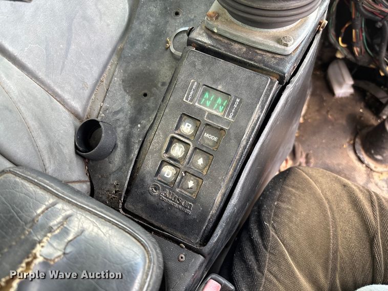 image for item EV3382 2009 Peterbilt 320 refuse truck