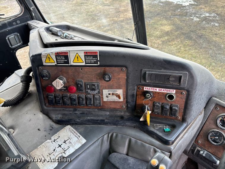 image for item EV3382 2009 Peterbilt 320 refuse truck