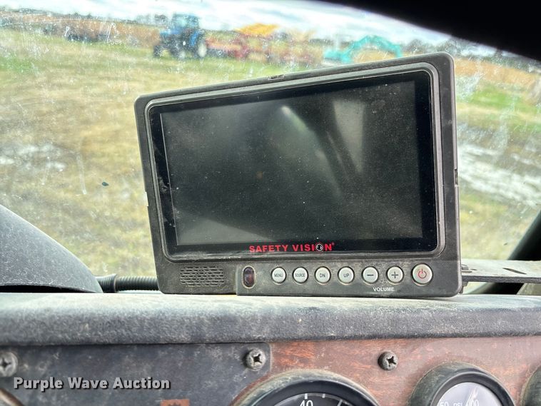 image for item EV3382 2009 Peterbilt 320 refuse truck