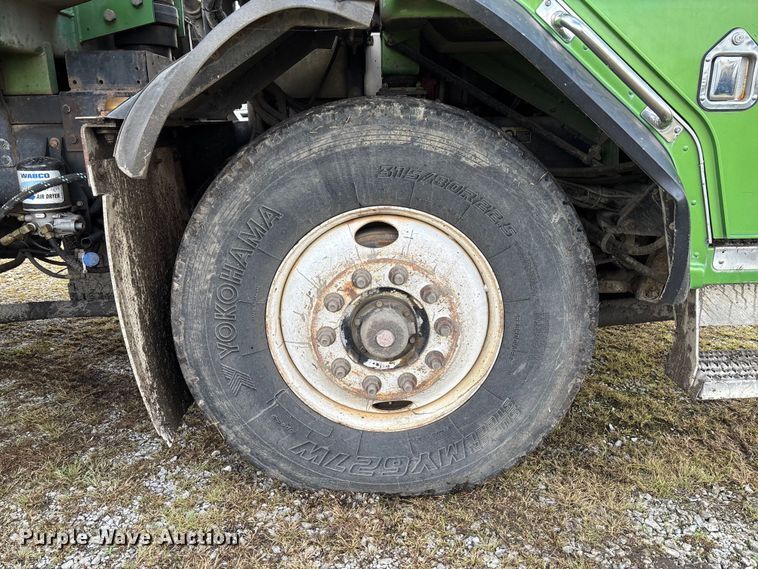 image for item EV3382 2009 Peterbilt 320 refuse truck