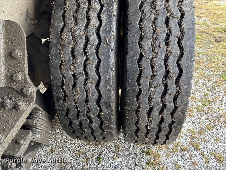 image for item EV3382 2009 Peterbilt 320 refuse truck