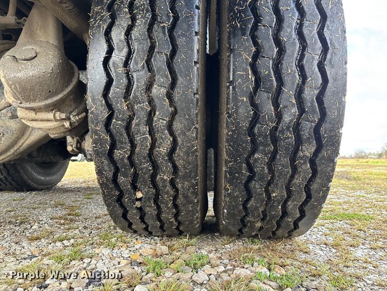 image for item EV3382 2009 Peterbilt 320 refuse truck