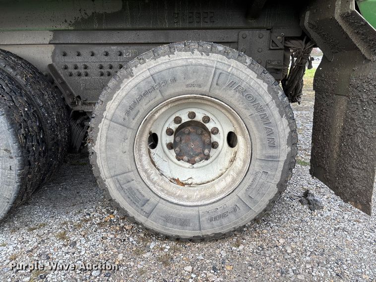 image for item EV3382 2009 Peterbilt 320 refuse truck