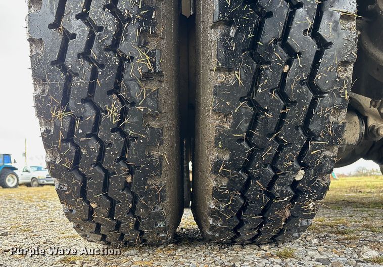 image for item EV3382 2009 Peterbilt 320 refuse truck