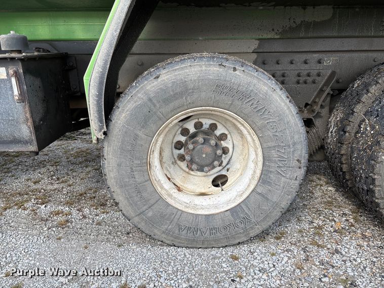 image for item EV3382 2009 Peterbilt 320 refuse truck