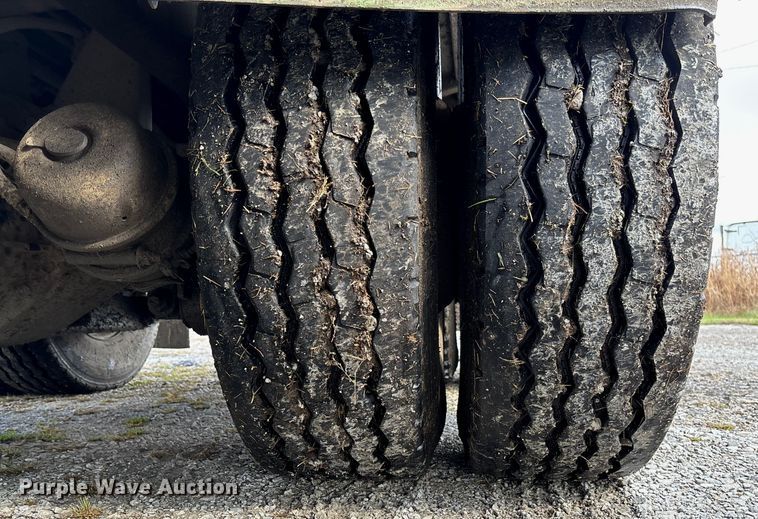 image for item EV3382 2009 Peterbilt 320 refuse truck