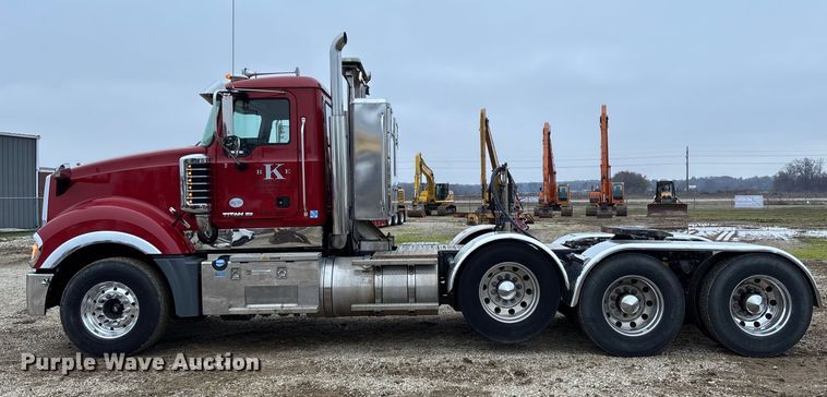 image for item EV3415 2014 Mack Titan TD713 semi truck