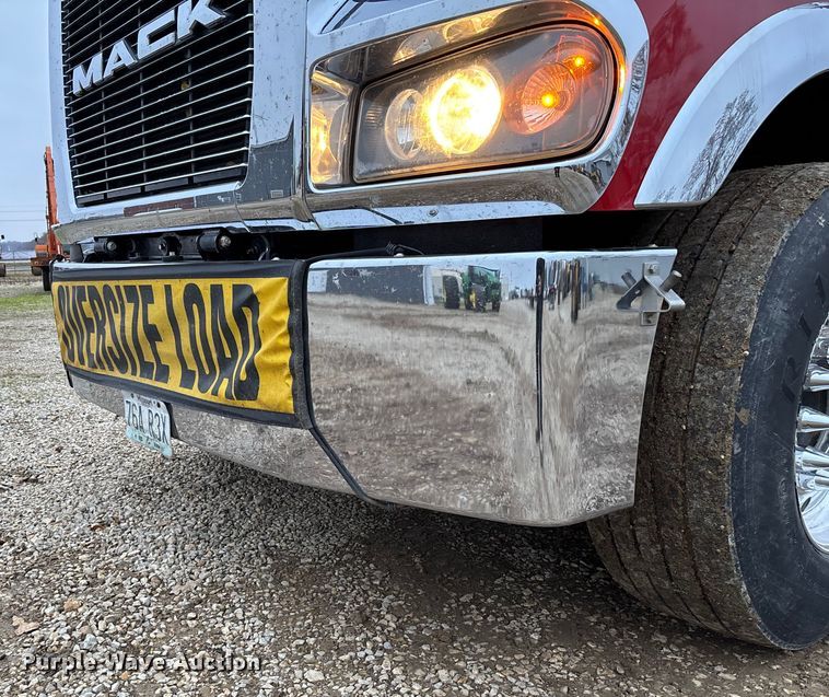 image for item EV3415 2014 Mack Titan TD713 semi truck