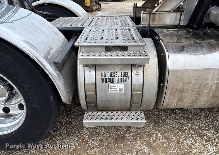 image for item EV3415 2014 Mack Titan TD713 semi truck