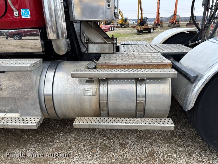 image for item EV3415 2014 Mack Titan TD713 semi truck