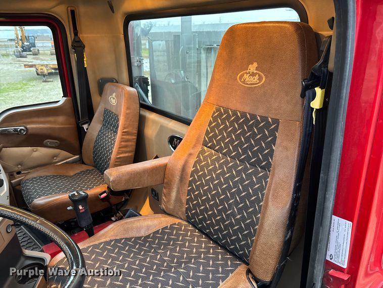 image for item EV3415 2014 Mack Titan TD713 semi truck