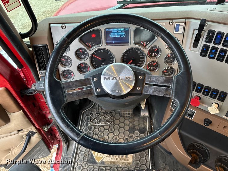 image for item EV3415 2014 Mack Titan TD713 semi truck