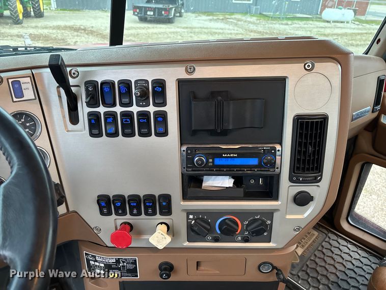 image for item EV3415 2014 Mack Titan TD713 semi truck