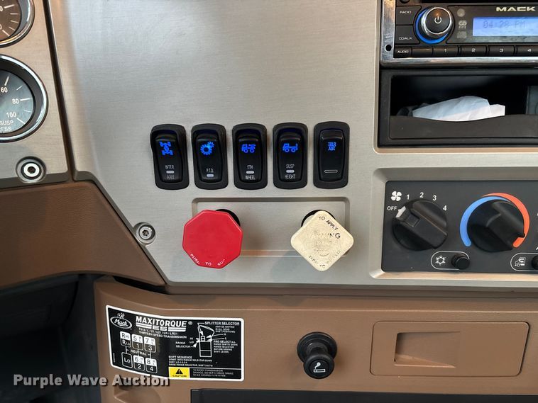 image for item EV3415 2014 Mack Titan TD713 semi truck