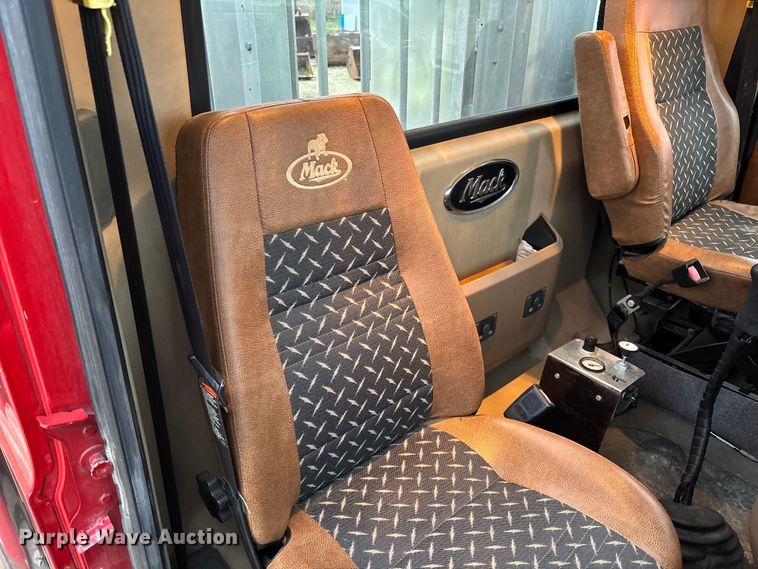 image for item EV3415 2014 Mack Titan TD713 semi truck