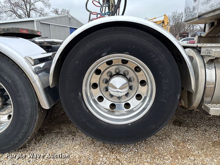 image for item EV3415 2014 Mack Titan TD713 semi truck