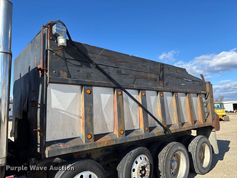 image for item EV3470 1990 Freightliner USF-1E dump truck