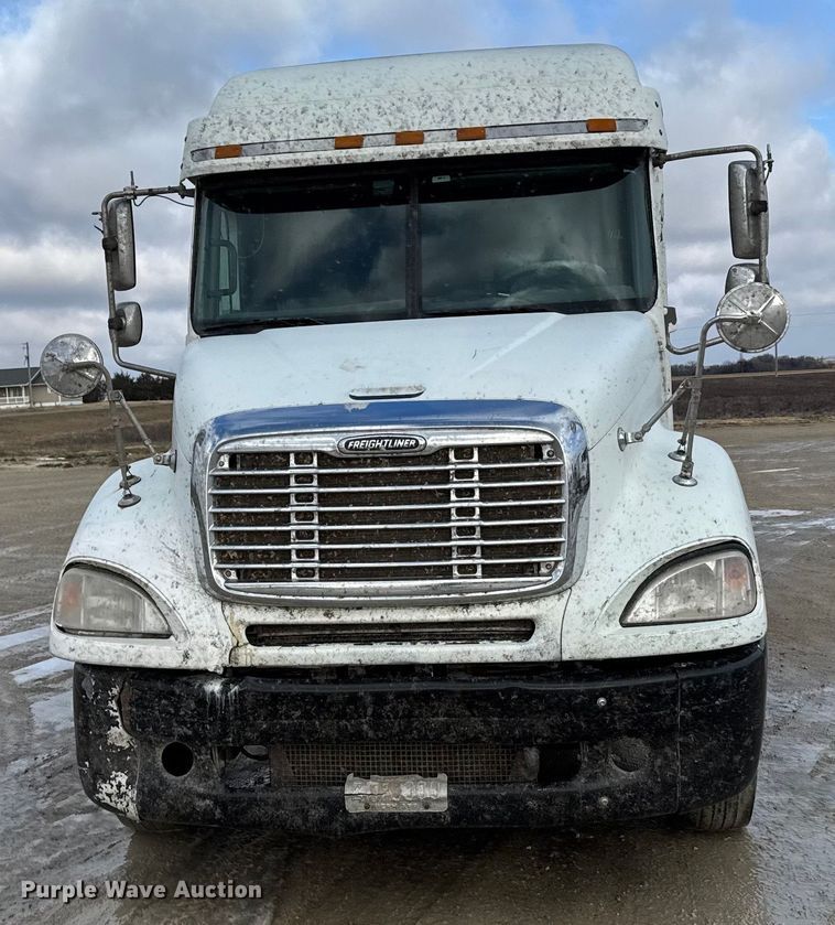 image for item FB0490 2004 Freightliner Columbia semi truck