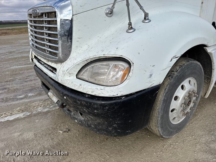 image for item FB0490 2004 Freightliner Columbia semi truck