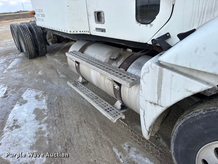 image for item FB0490 2004 Freightliner Columbia semi truck