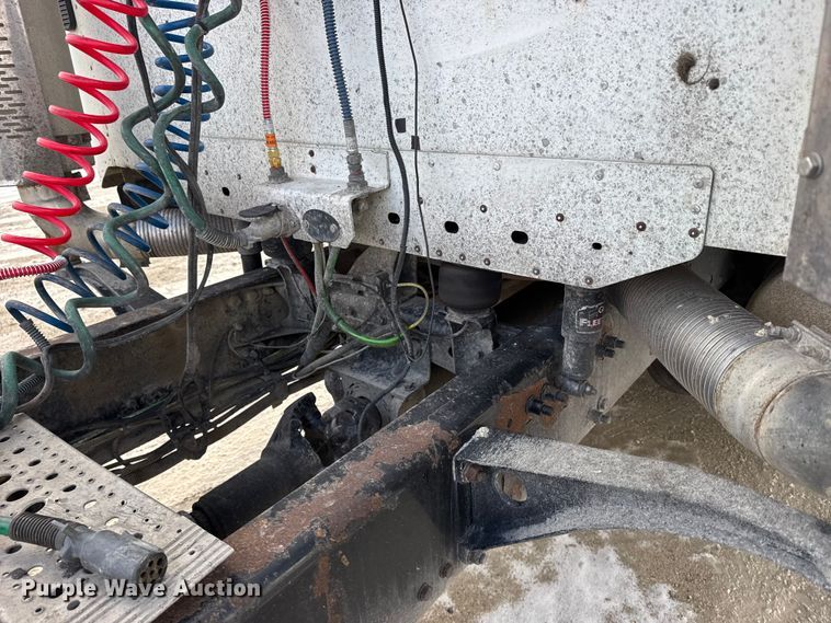 image for item FB0490 2004 Freightliner Columbia semi truck