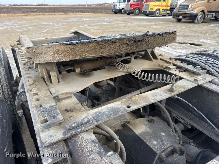 image for item FB0490 2004 Freightliner Columbia semi truck